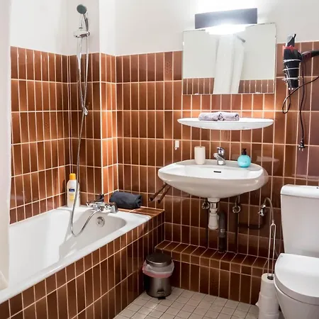 Travel Homes - The Eastside, Parking And Downtown